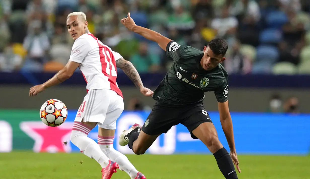 Pemain Ajax Antony (kiri) berebut bola dengan pemain Sporting CP Matheus Nunes pada pertandingan Grup C Liga Champions di Stadion Alvalade, Lisbon, Portugal, Rabu (15/9/2021). Ajax menang 5-1. (AP Photo/Armando Franca)