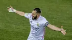Penyerang Real Madrid, Karim Benzema berselebrasi usai mencetak gol ke gawang Deportivo Alaves pada pertandingan lanjutan La Liga Spanyol di stadion Mendizorroza di Vitoria, Minggu (24/1/2021). Benzema menjadi bintang kemenangan Los Blancos dengan torehan dua golnya. (AP Photo/ Alvaro Barrientos)