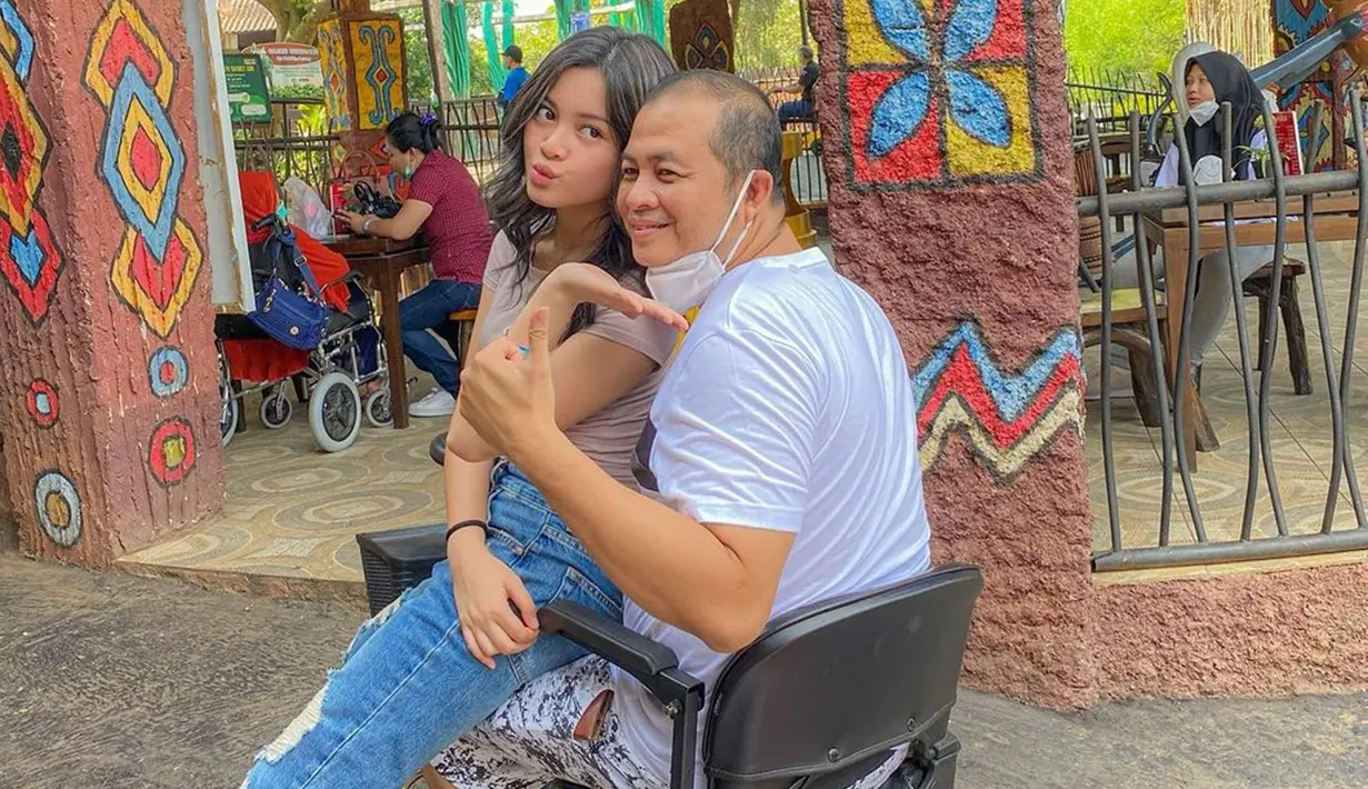 Menilik dari foto-foto di Instagramnya, Yoriko Angeline memang sangat dekat dengan sang ayah. Setiap momen ulang tahun sang ayah, lawan main Angga Yunanda di film Di Bawah Umur ini selalu unggah foto sang ayah disertakan dengan kata-kata manis nan menyentuh. Meski di tahun 2023 usianya akan menginjak 21 tahun, namun Yoriko tetaplah gadis kecil di mata sang ayah. (Liputan6.com/IG/@yorikooangln_)