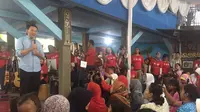 Cagub DKI Jakarta Basuki Tjahaja Purnama alias Ahok saat berada di Jalan Potlot, Duren Tiga, Jakarta Seatan, Kamis (13/4/2017). (Liputan6.com/Delvira Chaerani Hutabarat)