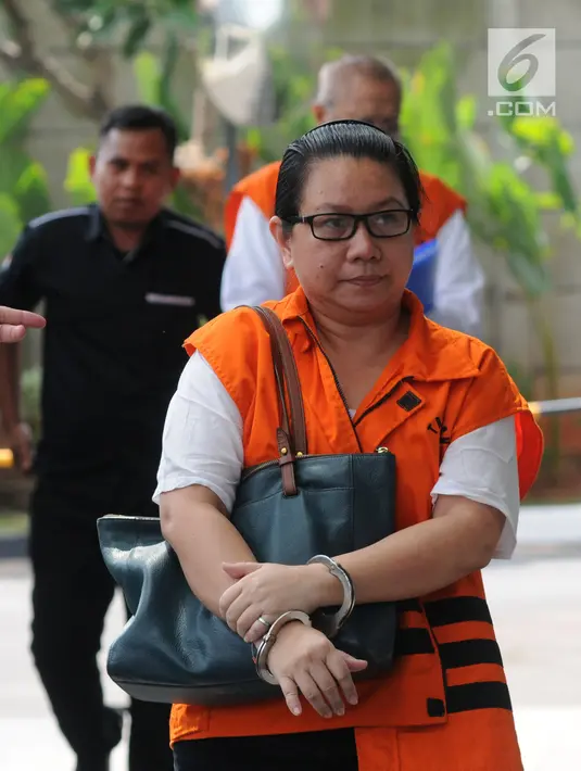 Direktur PT Wisata Bahagia, Liliana Hidayat saat tiba di Gedung KPK, Jakarta, Senin (8/7/2019). Liliana Hidayat diperiksa sebagai tersangka terkait dugaan suap penyalahgunaan izin tinggal warga negara asing (WNA) di lingkungan Kantor Imigrasi Mataram. (merdeka.com/Dwi Narwoko)