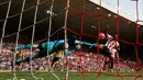 Kiper Arsenal, Petr Cech, menggagalkan bola tendangan pemain Sunderland, Jermain Defoe, dalam laga Liga Inggris di Stadium of Light, Sunderland, Minggu (24/4/2016) malam WIB. (Action Images via Reuters/Lee Smith)