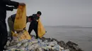 Aktivis pembelot Korea Utara bersiap melemparkan botol-botol ke laut dari pulau Ganghwa di barat Seoul, Selasa (1/5). Botol-botol tersebut berisi di antaranya beras, uang, dan stik memori yang menyimpan informasi terkini tentang dunia. (AFP/ED JONES)