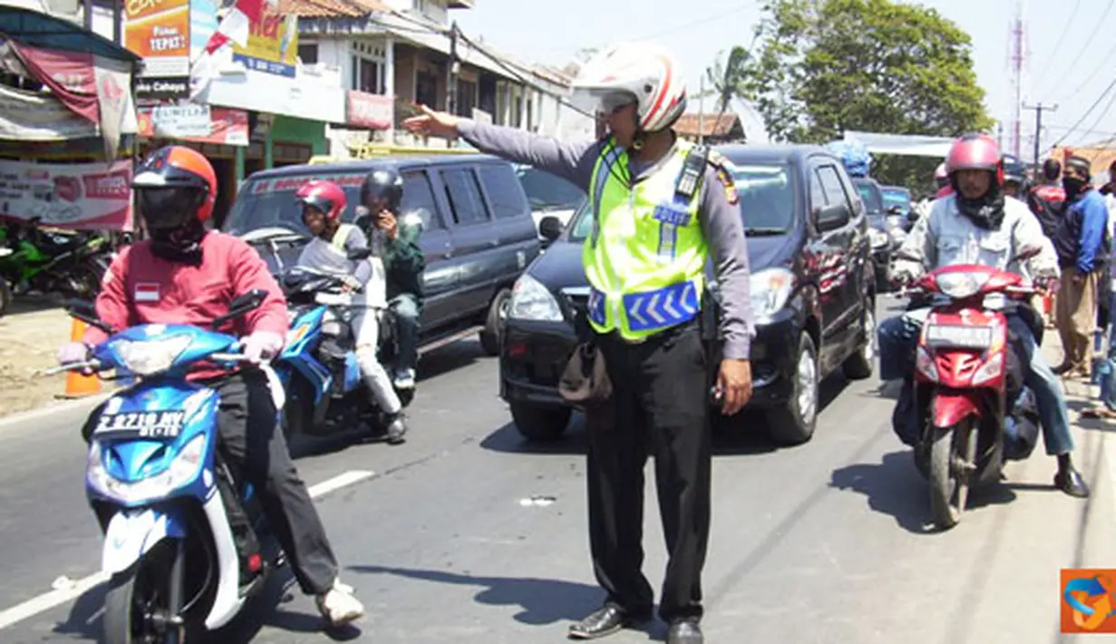 Citizen6, Garut: Polsek Malangbong beserta Polres Garut, terapkan One Way di pasar tumpah Lewo, Desa Sukaratu, Kecamatan Malangbong, Garut. (Pengirim: Dede Dian Iskandar) 
