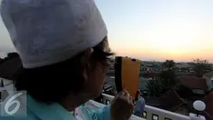 Proses penglihatan hilal dengan cara tradisional di salah satu pondok pesantren di Kembangan, Jakarta, Kamis (16/7/2015). Mereka menggunakan alat bernama Rubu yang berbentuk seperempat lingkaran untuk melihat hilal. (Liputan6.com/Helmi Afandi)