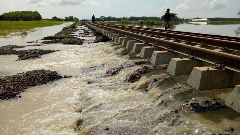 Masih Meluap, Jalur Kereta Api Cirebon Lumpuh Total