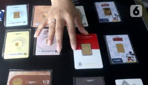 Petugas menata emas batangan di Galeri 24 Pegadaian Kota Tangerang, Banten, Kamis (11/6/2020). Harga emas PT Aneka Tambang Tbk (Antam) naik Rp 12.000 menjadi Rp 893 ribu per gram pada perdagangan Kamis, 11 Juni 2020. (Liputan6.com/Angga Yuniar)