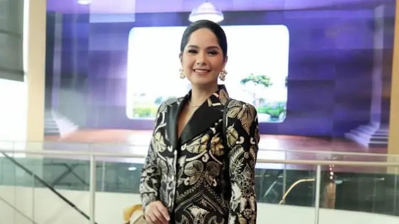 7 Inspirasi Batik Klasik ala Artis yang Kini Jadi Ibu Pejabat, Tampil Stylish dan Profesional