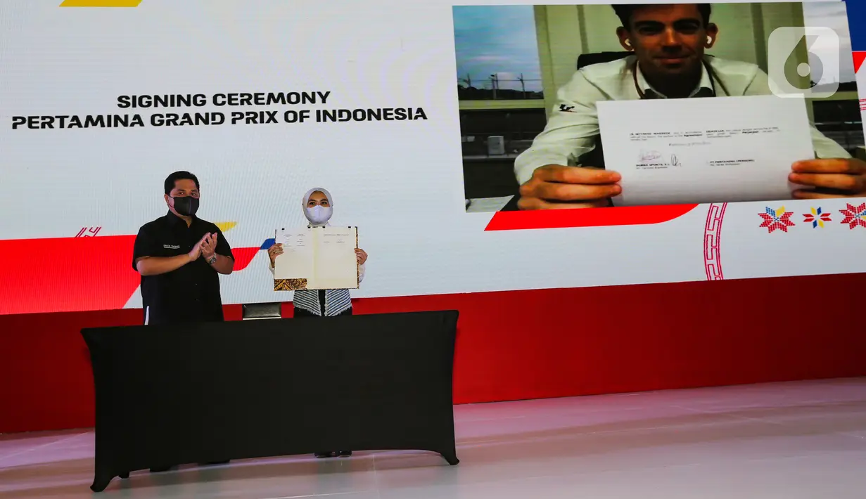 Direktur Utama Pertamina Nicke Widyawati dan Managing Director Dorna Sports, S.L, Carlos Ezpeleta (secara online) disaksikan Menteri BUMN, Erick Thohir menandatangani perjanjian kerjasama antara Pertamina dengan Dorna Sports di Jakarta, Rabu (9/2/2022).(Liputan6.com/Fery Pradolo)
