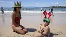 Oliver Henry yang berusia empat tahun dan ibunya Tika menikmati Pantai Bondi saat berlibur dari Kolombia di Sydney, Senin, 25 Desember 2023. (AP Photo/Rick Rycroft)