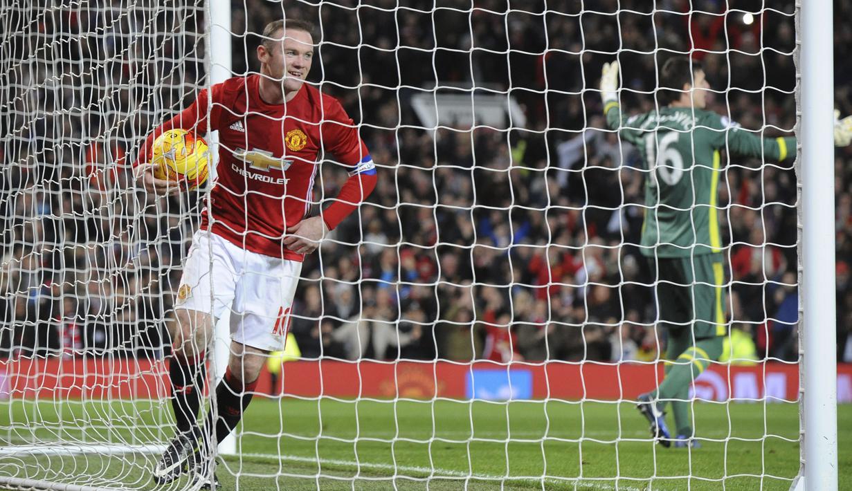 Kapten Manchester United, Wayne Rooney tersenyum saat memungut bola yan dilesakan Juan Mata ke gawang Hull City pada laga semifinal leg pertama PIala Liga Inggris di Old Trafford stadium, Manchester, (10/1/2017). MU menang 2-0. (AP/Rui Vieira)