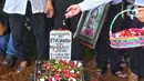 Bunda Iffet dikenal sebagai "ibu" yang membuka pintu rumahnya di kawasan jalan Potlot, Jakarta untuk anak-anak muda yang punya mimpi besar di dunia musik. (Liputan6.com/Angga Yuniar)