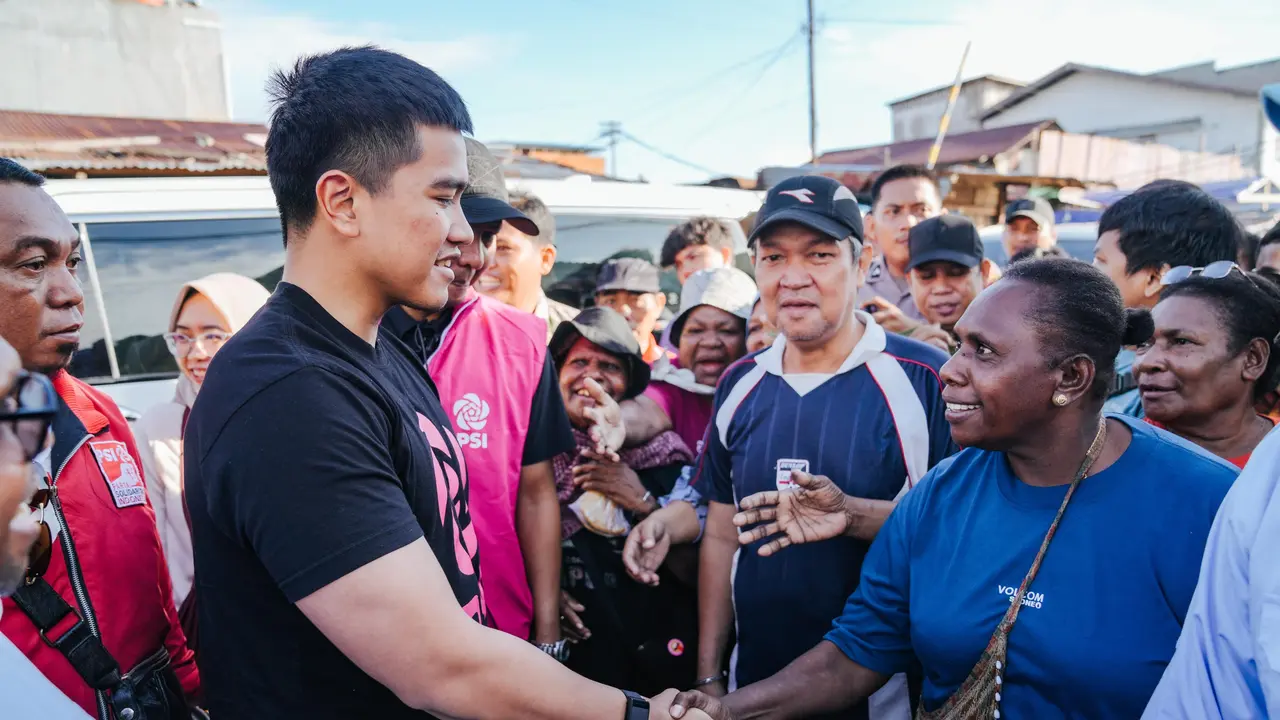 Ketua Umum DPP Partai Solidaritas Indonesia (PSI) Kaesang Pangarep melakukan blusukan di Pasar Sentral Remu, Sorong, Papua Barat.
