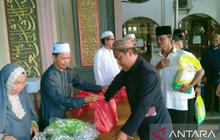 Tahukah Anda? Program 'Sedekah Seribu' Masjid Agung Sungailiat Salurkan Puluhan Bantuan Sembako untuk Warga Kurang Mampu