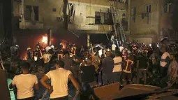 Petugas pemadam kebakaran memadamkan api di gedung setelah tangki bahan bakar meledak di lingkungan Tariq al-Jdide di Beirut (9/10/2020). Dilansir dari AP pada Sabtu (10/10/2020) sejauh ini belum ada pengumuman mengenai penyebab pasti kebakaran tangki yang memicu ledakan. (AP Photo/Bilal Hussein)