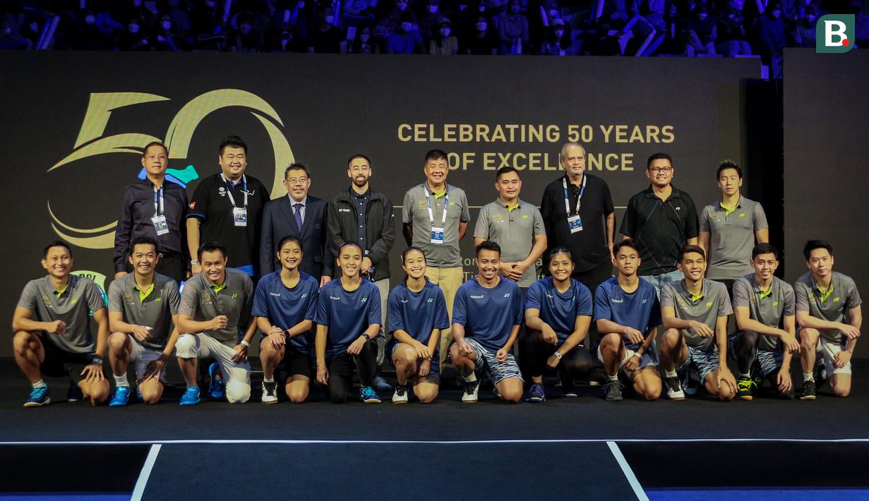 <p>Sejumlah legenda dan pebulu tangkis aktif Indonesia, pengurus PBSI, dan perwakilan dari BWF berfoto bersama saat acara peringatan 50 tahun kerjasama antara Yonex dan PBSI di Istora Senayan, Jakarta, Sabtu (18/06/2022). (Bola.com/Bagaskara Lazuardi)</p>