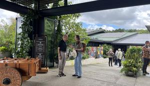 Para pengunjung di Starbucks Visitor Center Hacienda Alsacia, Kosta Rika dapat mengikuti tur untuk mempelajari berbagai seluk-beluk penanaman kopi.