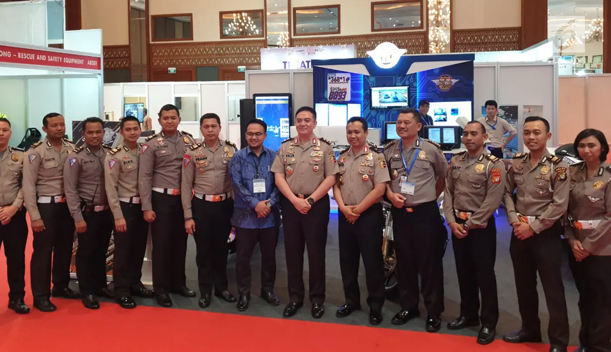 Kadiv Humas Polri, Irjen Pol. Muhammad Iqbal foto bersama dengan jajaran saat mengunjungi gelaran Indo Security dan Indo Firex 2019 Expo & Forum yang  digelar bersama dalam  Indonesia International Smart City Expo & Forum (IISMEX) Jakarta 2019 di JCC, Jakarta, Kamis (18/7/2019). (Liputan6.com/HO/Iwa