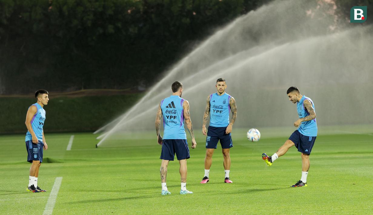 Latihan Tim Tango ini dilakukan di Qatar University Training Site 3. (Bola.com/Ade Yusuf Satria)