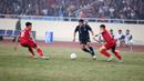 Pemain Timnas Indonesia Dendy Sulistyawan (tengah) menggiring bola mencoba melewati pemain Timnas Vietnam Nguyen Thanh Chung (kiri) dan Nguyen Tien Linh (kanan) pada leg pertandingan kedua babak semifinal Piala AFF 2022 di My Dinh Stadium, Vietnam, Senin (9/1/2023). Indonesia kalah 0-2 dari Vietnam. (Dok. PSSI)