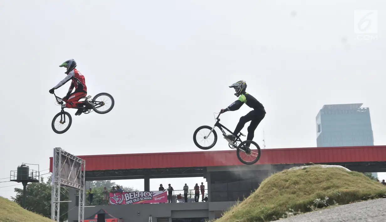 Pembalap bersaing dalam kejuaraan sepeda BMX Bearco Fest 2019 di Jakarta International BMX Track, Pulomas, Jakarta, Minggu (25/8/2019). Kategori yang dipertandingkan antara lain BMX Men Open, Men Junior, Women Open, Challenge Girls, Master, Challenge Boys, dan OldSchool. (merdeka.com/Iqbal Nugroho)