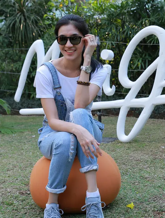 'Kalau untuk berlibur, rata-rata aku cari pantai yang belum terjamah sama orang,' tandasnya. (Galih W.Satria/Bintang.com)