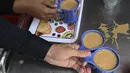 <p>Pramusaji bersiap untuk menyajikan cangkir teh kepada pelanggan di sebuah restoran di Islamabad, Pakistan, Rabu (15/6/2022). Seorang menteri Pakistan mengatakan orang Pakistan dapat mengurangi konsumsi teh mereka menjadi satu atau dua cangkir per hari. Sebab impor teh menambah beban keuangan pada pemerintah. (Aamir QURESHI / AFP)</p>
