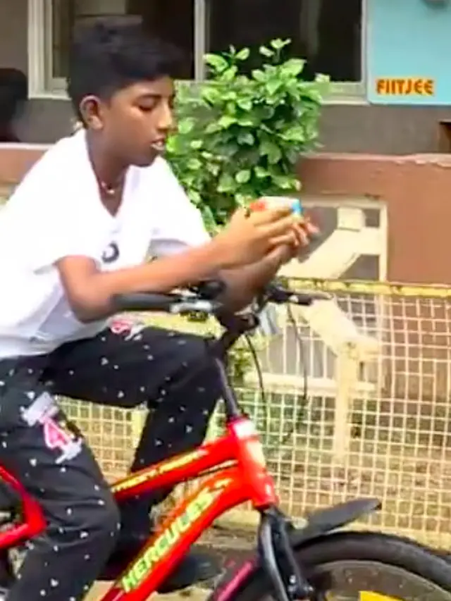 Remaja India pecahkan rekor dunia bermain rubik sambil bersepeda