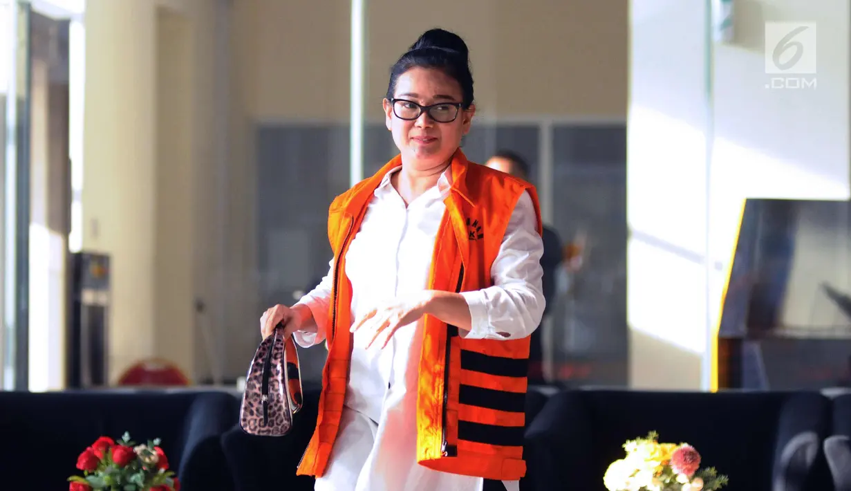 Terdakwa pemberi keterangan palsu Miryam S. Haryani usai menjalani pemeriksaan di Gedung KPK, Jakarta, Rabu (10/1). Miryam diperiksa sebagai saksi tersangka dugaan korupsi e-KTP, Anang Sugiana Sudihardjo (ASS). (Liputan6.com/Helmi Fithriansyah)