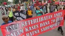 Massa dari Pergerakan Pemuda Jakarta (PPJ) melakukan aksi unjuk rasa di depan Balaikota, Jakarta, Senin (5/11). PPJ juga mengkritik dugaan keterlibatan Gubernur DKI Jakarta Anies Baswedan dalam  kasus 'Hoax' Ratna Sarumpaet. (Merdeka.com/Arie Basuki)