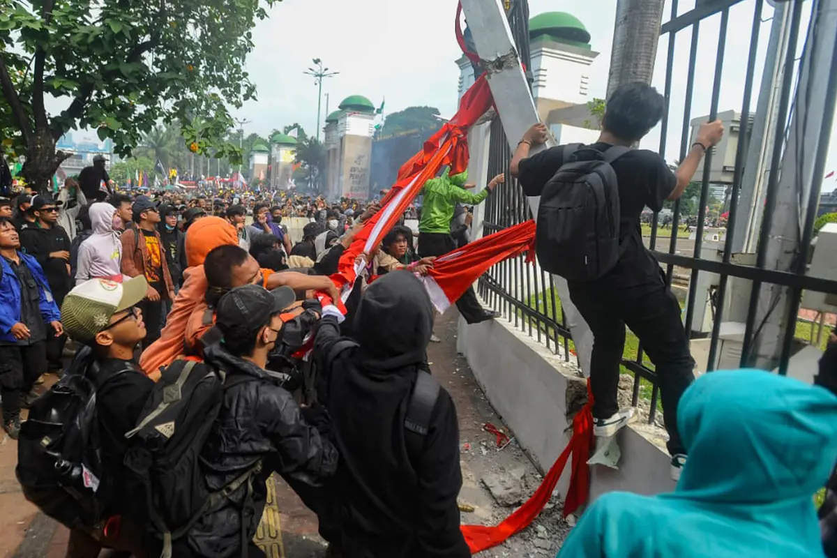 Unjuk Rasa Tolak Revisi UU Pilkada, Massa Jebol Pagar DPR