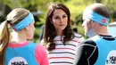 Kate Middleton berbincang dengan peserta dari Heads Together Charity, jelang lomba London Marathon 2017 di istana Kensington, London, Rabu (19/4). (AFP PHOTO / POOL / Chris Jackson)