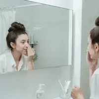 Begini cara membersihkan wajah agar makeup terangkat bersih dengan sempurna (foto: Pexels/Miriam Alonso)