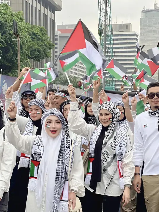 Bersama teman-temannya, ia terlihat begitu kompak dengan atribut yang lengkap. [Instagram/ ShellaSaukia]