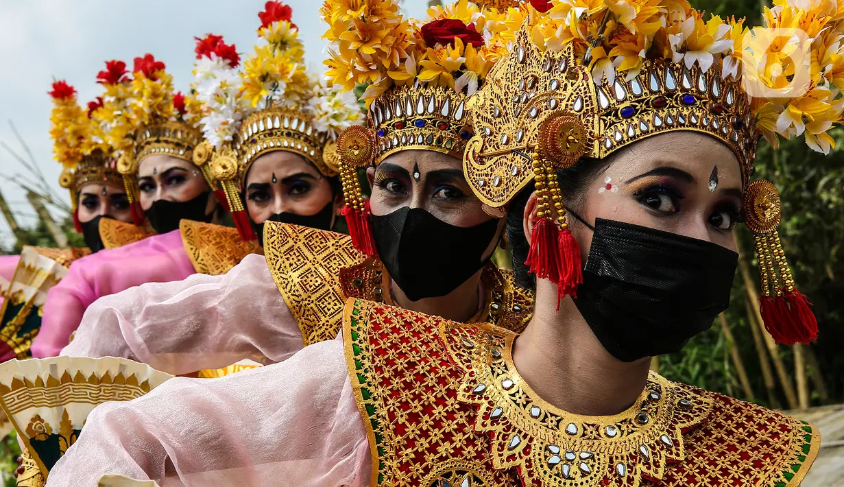 Penari menggelar tarian dan fashion show berlatar alam di Grand Smesco Hills Cisarua, Bogor, Minggu (11/4/2021). Tari yang akan ditampilkan adalah Tari Topeng Jigrik Ndat dari Betawi, Tari Legong Mesatya dari Bali, Tari Papua, Tari Bajidor Kahot dan Tari Kipas Pakarena (Liputan6.com/JohanTallo)