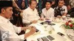 Presiden Joko Widodo menandatangani sejumlah telepon seluler milik wartawan usai berbuka puasa di Istana Negara, Jakarta, Senin (6/7/2015). Sekitar 300 wartawan menghadiri acara buka puasa bersama Jokowi tersebut. (Liputan6.com/Faizal Fanani)