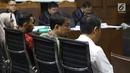 Anggota Komisi III DPR, Aziz Syamsuddin (tengah) saat bersaksi sidang lanjutan korupsi pengadaan e-KTP dengan terdakwa Irvanto H Pambudi dan Made Oka Masagung di Pengadilan Tipikor, Jakarta, (2/10). (Liputan6.com/Helmi Fithriansyah)