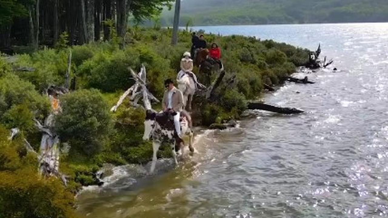 Terletak di Ujung Selatan Dunia, 7 Potret Guntur Triyoga dan Apris Devita Liburan ke Ushuaia bak di Negeri Dongeng
