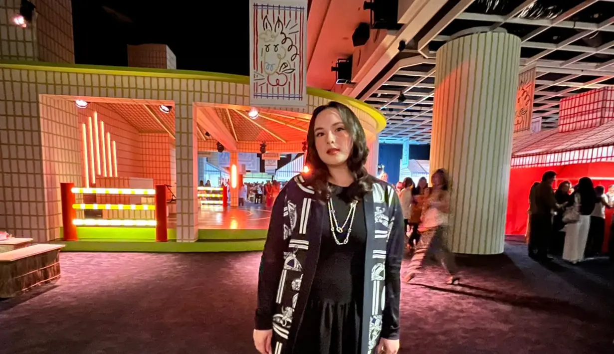 Tampak hadir Chelsea Islan dengan cardigan dan tas birkin dari Hermes. Ia terlihat elegan dan memikat dengan tatanan rambut natural dan makeup flawless.  / Foto dok: Fimela.com.