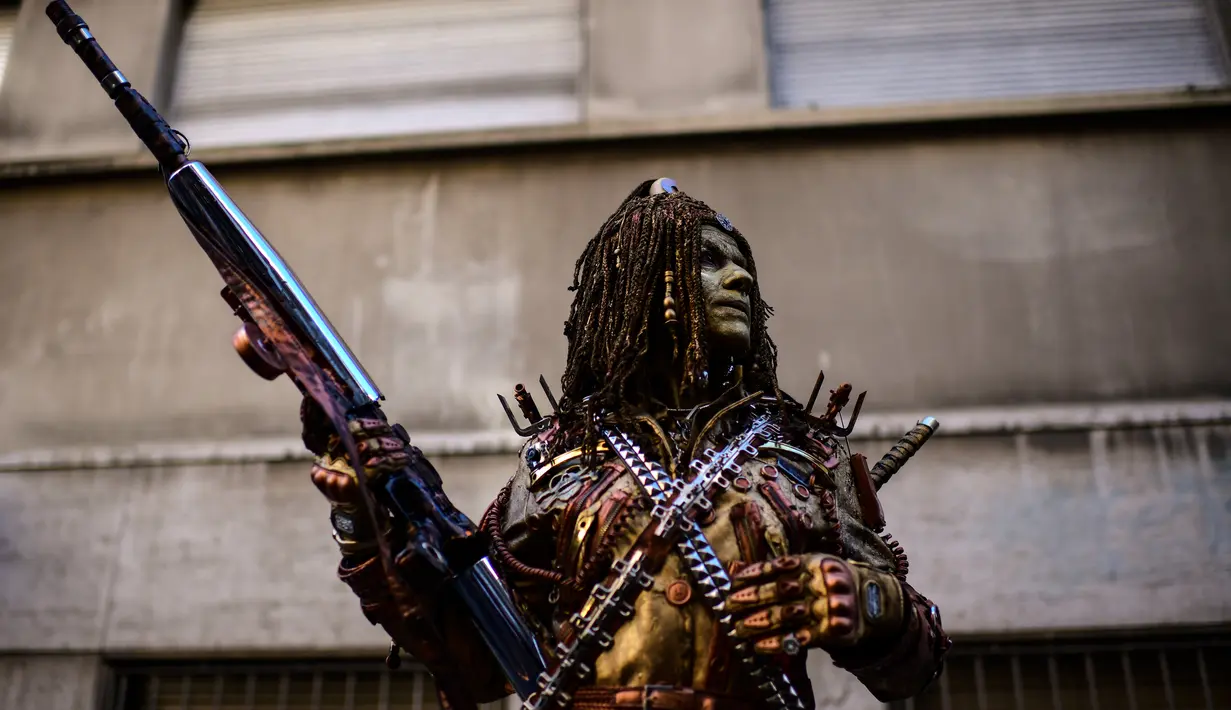 Seorang peserta ikut serta dalam Kontes Nasional Patung Hidup ke-20 di Buenos Aires, Argentina pada 22 September 2019. Dalam festival tersebut para peserta berdandan mirip seperti patung. (Photo by RONALDO SCHEMIDT / AFP)