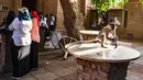 Seekor monyet mencari makanan dalam tas yang ditinggalkan mahasiswa di Universitas Khartoum di ibu kota Sudan, 9 Maret 2021. Ratusan monyet yang sebagian besar hidup di atap gedung kampus, juga berkeliaran dengan bebas di antara mahasiswa yang sering memberi mereka suguhan. (ABDULMONAM EASSA/AFP)