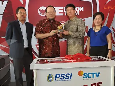 Sutanto Hartono memberikan kenang-kenangan kepada Wakil Ketua PSSI, La Nyalla Mattalitti saat penandatangan kerjasama di Senayan, Jakarta (Liputan6.com/Helmi Fithriansyah)