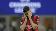 Reaksi kecewa pemain AC Milan, Olivier Giroud setelah timnya kalah 1-3 dari Borussia Dortmund pada laga lanjutan Grup F Liga Champions 2023/2024 yang berlangsung di San Siro, Milan, Italia, Rabu (29/11/2023) dini hari WIB. (AP Photo/Antonio Calanni)