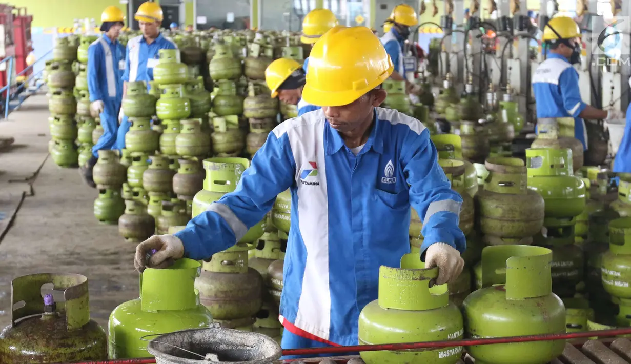 Pekerja melakukan proses pengisian LPG ke tabung Elpiji 3 kg di Depot LPG Tanjung Priok, Jakarta, Senin (21/5). Pertamina meningkatkan produksi pengisian tabung Elpiji 3 Kg sebanyak 4 persen selama bulan Ramadan. (Liputan6.com/Angga Yuniar)