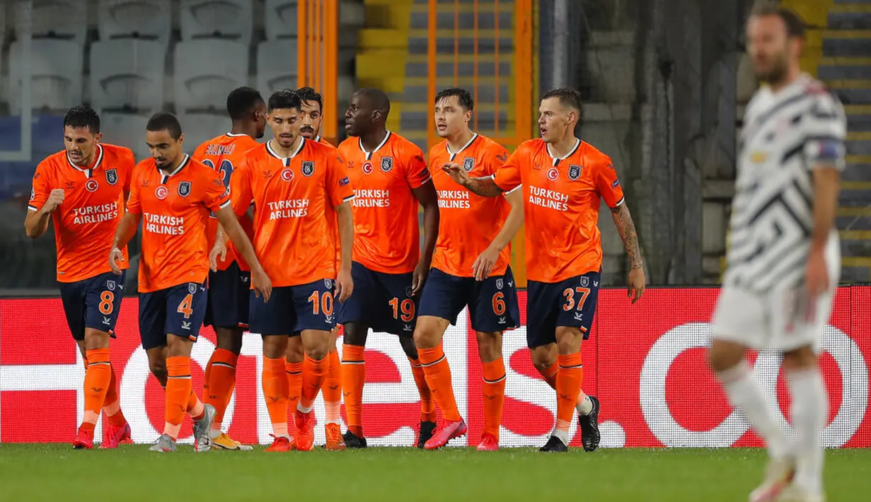 Pemain Istanbul Basaksehir Demba Ba (ketiga kanan) melakukan selebrasi usai mencetak gol ke gawang Manchester United pada pertandingan Grup H Liga Champions di Stadion Fatih Terim, Istanbul, Turki, Rabu (4/11/2020). Istanbul Basaksehir menang 2-1. (AP Photo)