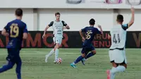 Aksi bek asal Brasil Paulo Ricardo saat Persija Jakarta bertandang ke markas Persita Tangerang dalam laga pekan ke-19 BRI Super League 2025/2026, Jumat (30/1/2026). (Dok. I.League)