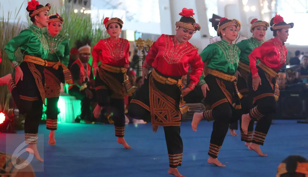 Sejumlah penari membawakan tarian tradisional Indonesia di Terminal 3, Bandara Seokarno Hatta, Tangerang, Senin (15/8). Acara pentas budaya tersebut bertujuan untuk menyambut para penumpang. (Liputan6.com/Angga Yuniar)