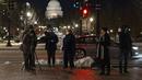 Dengan kubah Capitol AS dari kejauhan, pengamat burung berbaris di Columbus Circle depan Union Station di Washington berharap bisa melihat sekilas burung hantu salju langka yang pernah terlihat di sana dan sekitar lingkungan Capitol Hill di Washington pada 8 Januari 2022. (AP Photo/Carolyn Kaster)