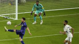 Jelang Piala Dunia 2022, pemain bintang Argentina, Lionel Messi masih menunjukkan ketajamannya dengan memberikan satu assist untuk gol Julian Alvarez dan mencetak satu gol di pertandingan tersebut. (AP Photo/Hussein Malla)