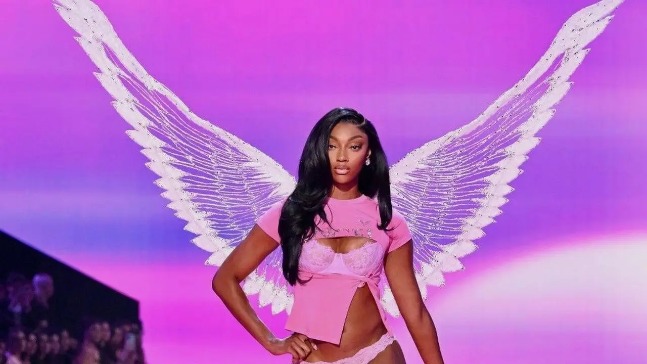 Pesona Bak Barbie Angel Reese, Atlet Pertama yang Melangkah di Runway Victoria’s Secret Fashion Show 2025